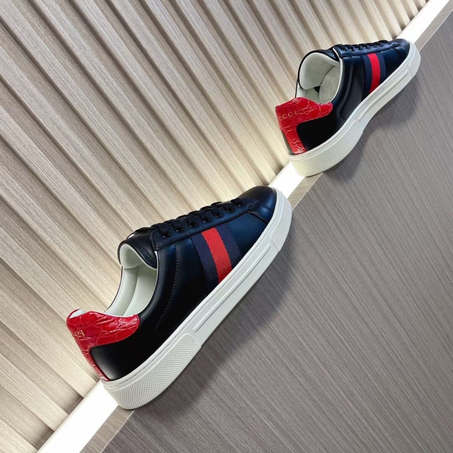 Tenis GG Ace com listras Web Preto