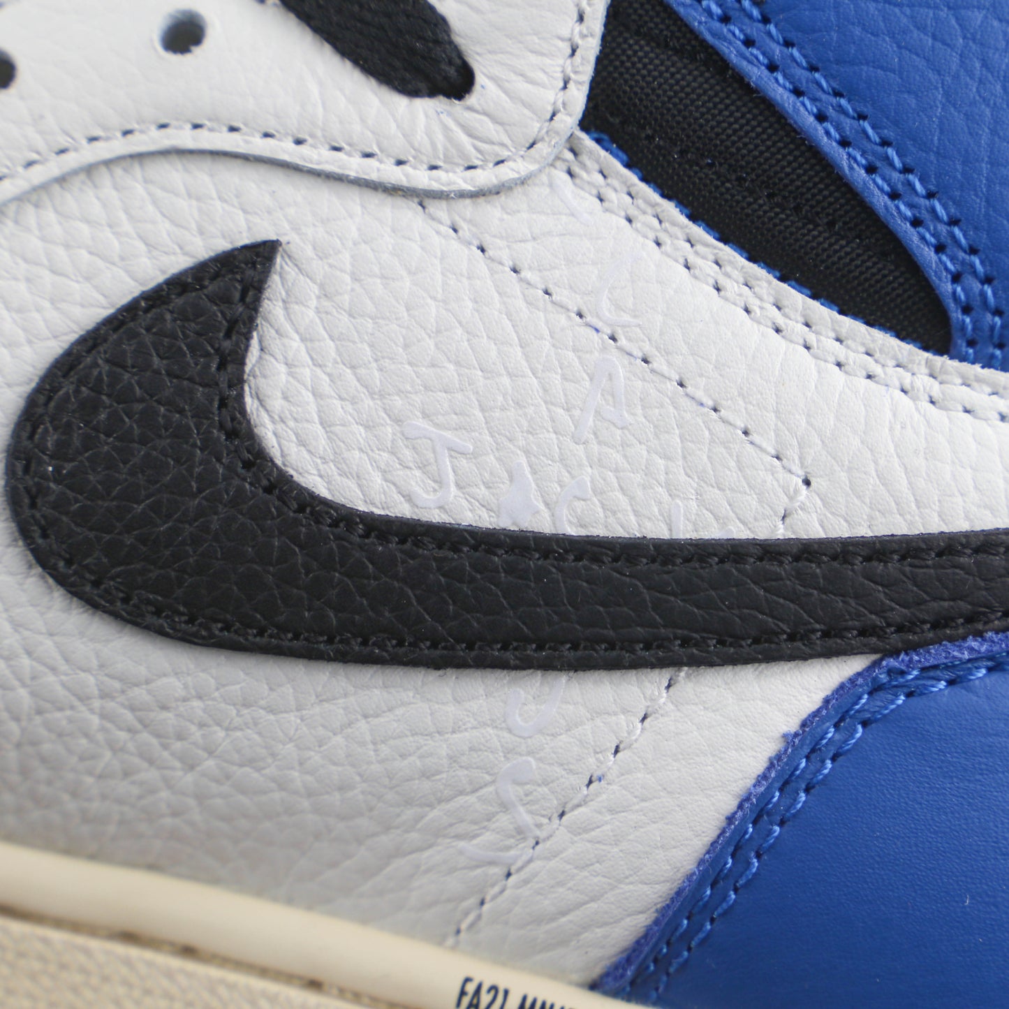 Tênis Fragment Design x Travis Scott x AJ1 Retro High