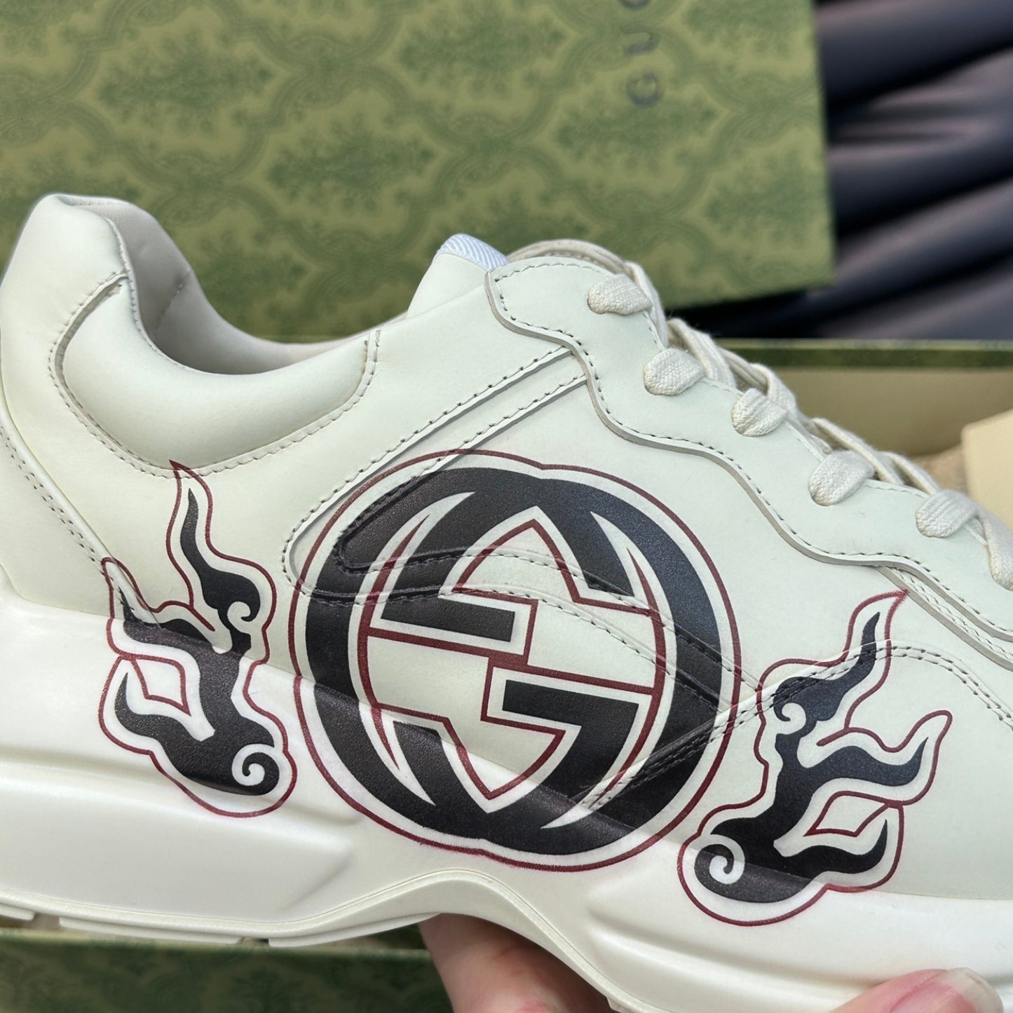 Tenis GG Rhyton com logo preto e vermelho detalhes