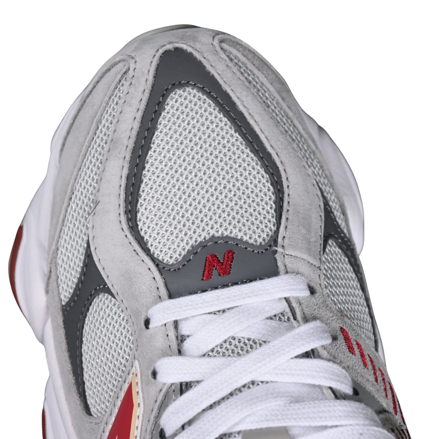 Tênis NB 9060 Boston College Cinza com Branco e vermelho