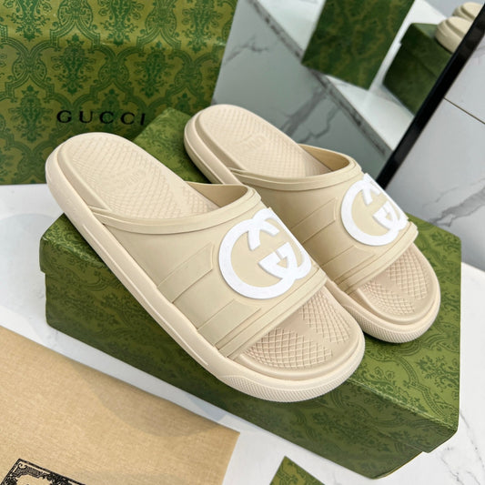 Chinelo Slide GG Interlocking Creme com logo