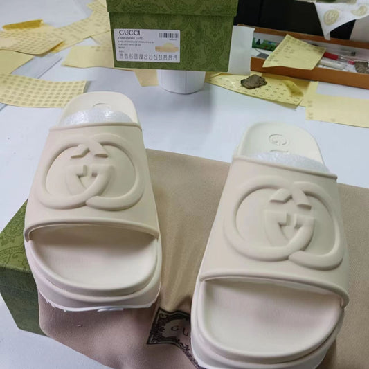 Chinelo Slide GG Interlocking Bege alto com logo