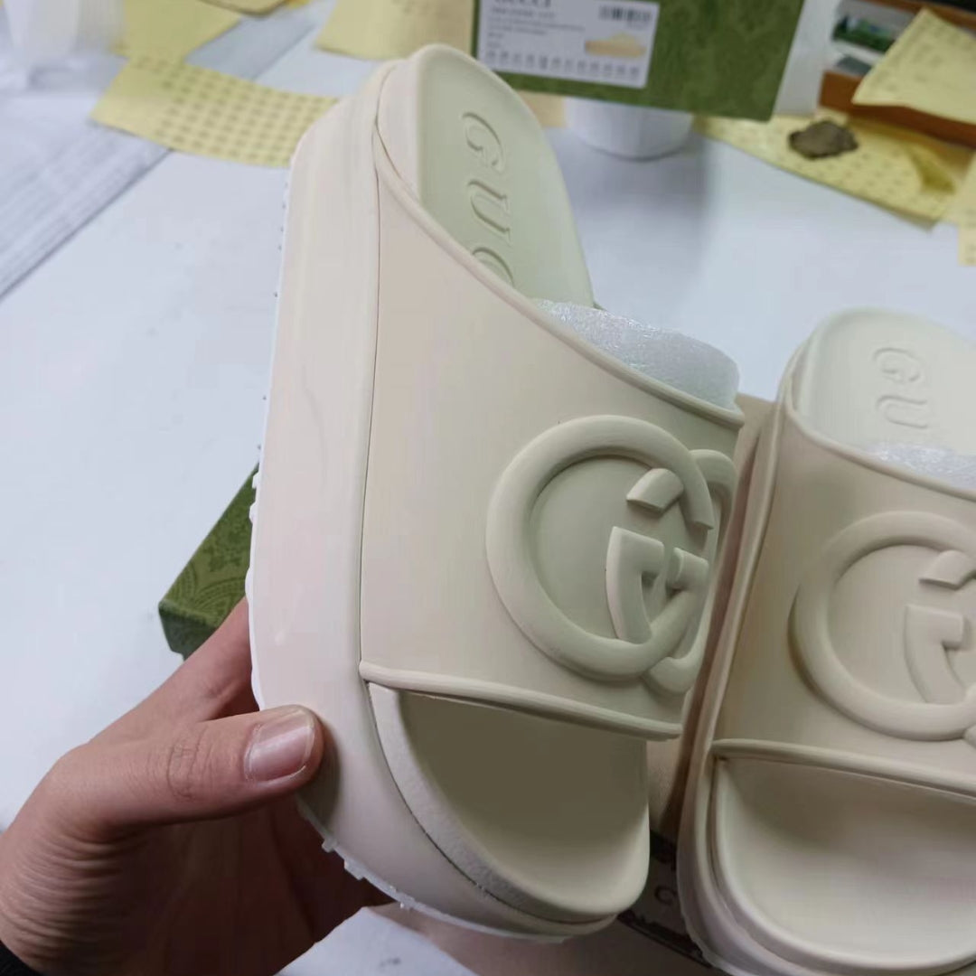 Chinelo Slide GG Interlocking Bege alto com logo