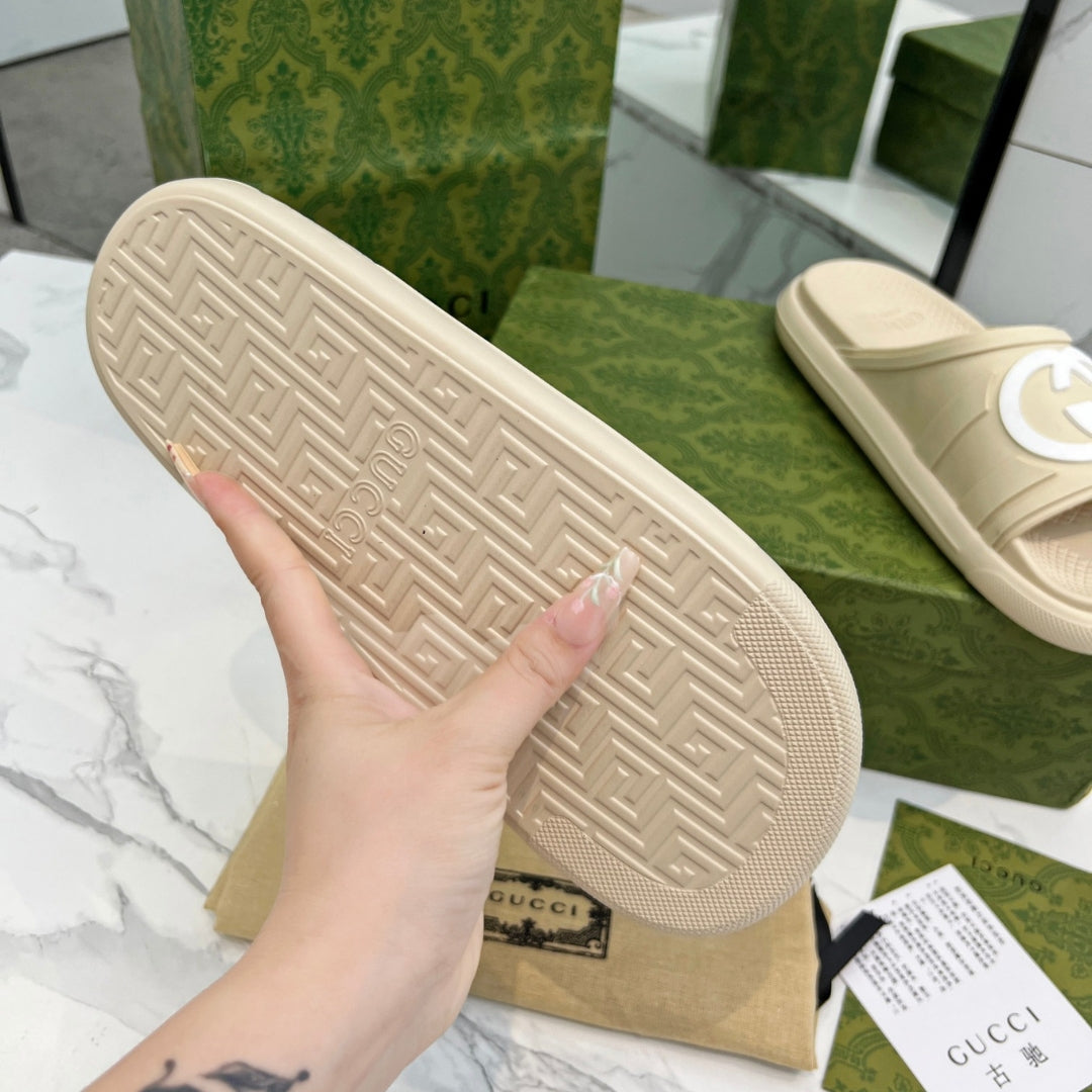 Chinelo Slide GG Interlocking Creme com logo