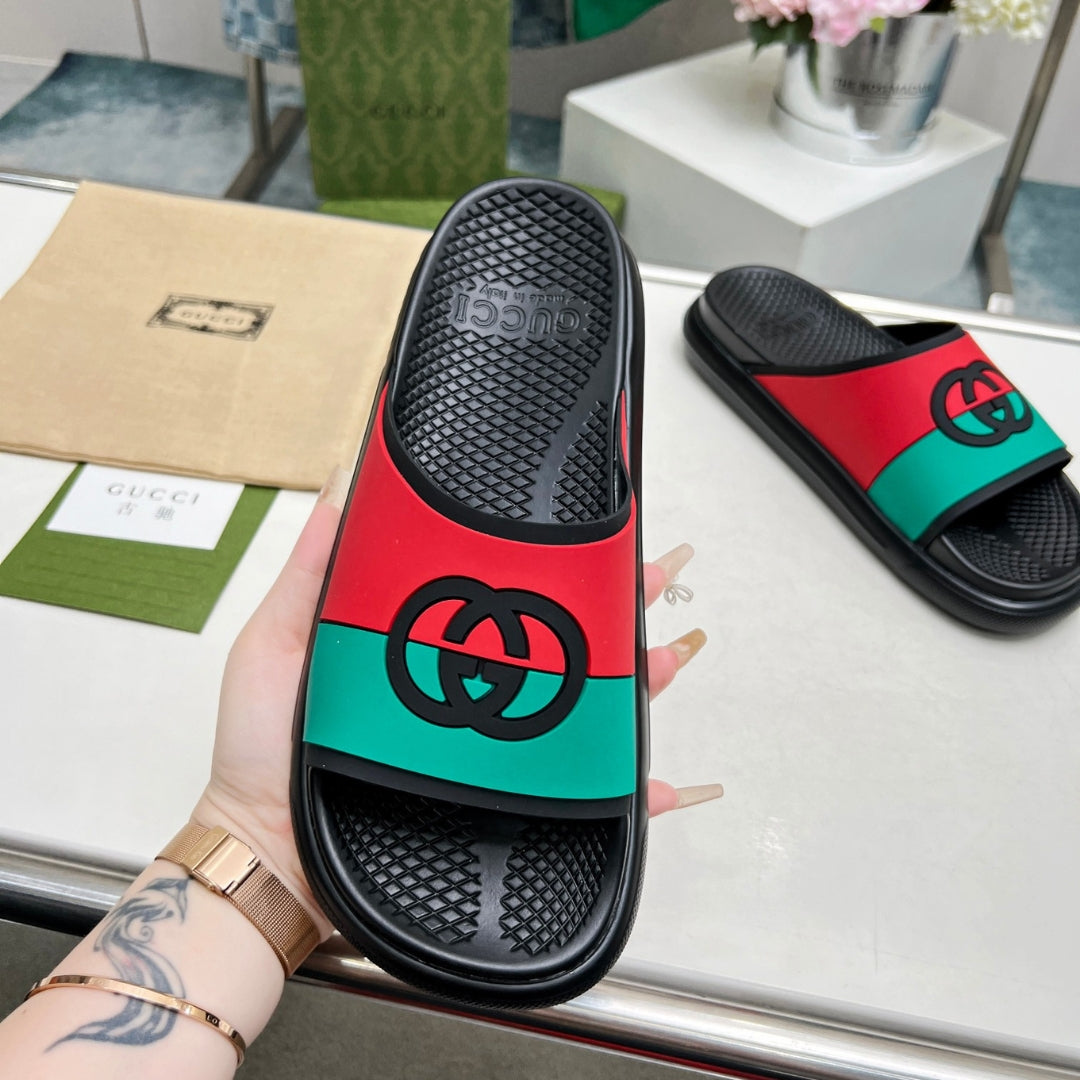 Chinelo Slide GG Interlocking preto com listras web