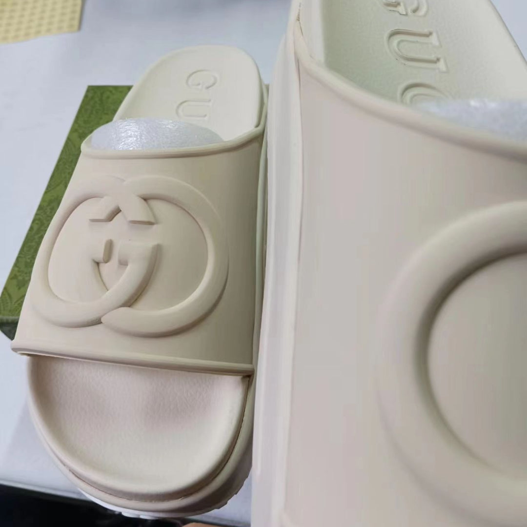 Chinelo Slide GG Interlocking Bege alto com logo