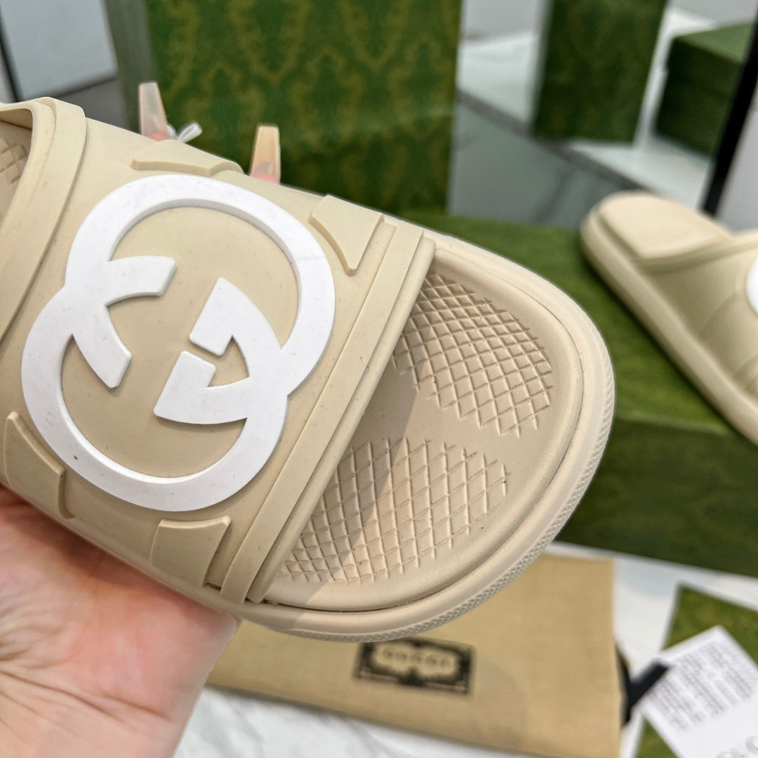Chinelo Slide GG Interlocking Creme com logo