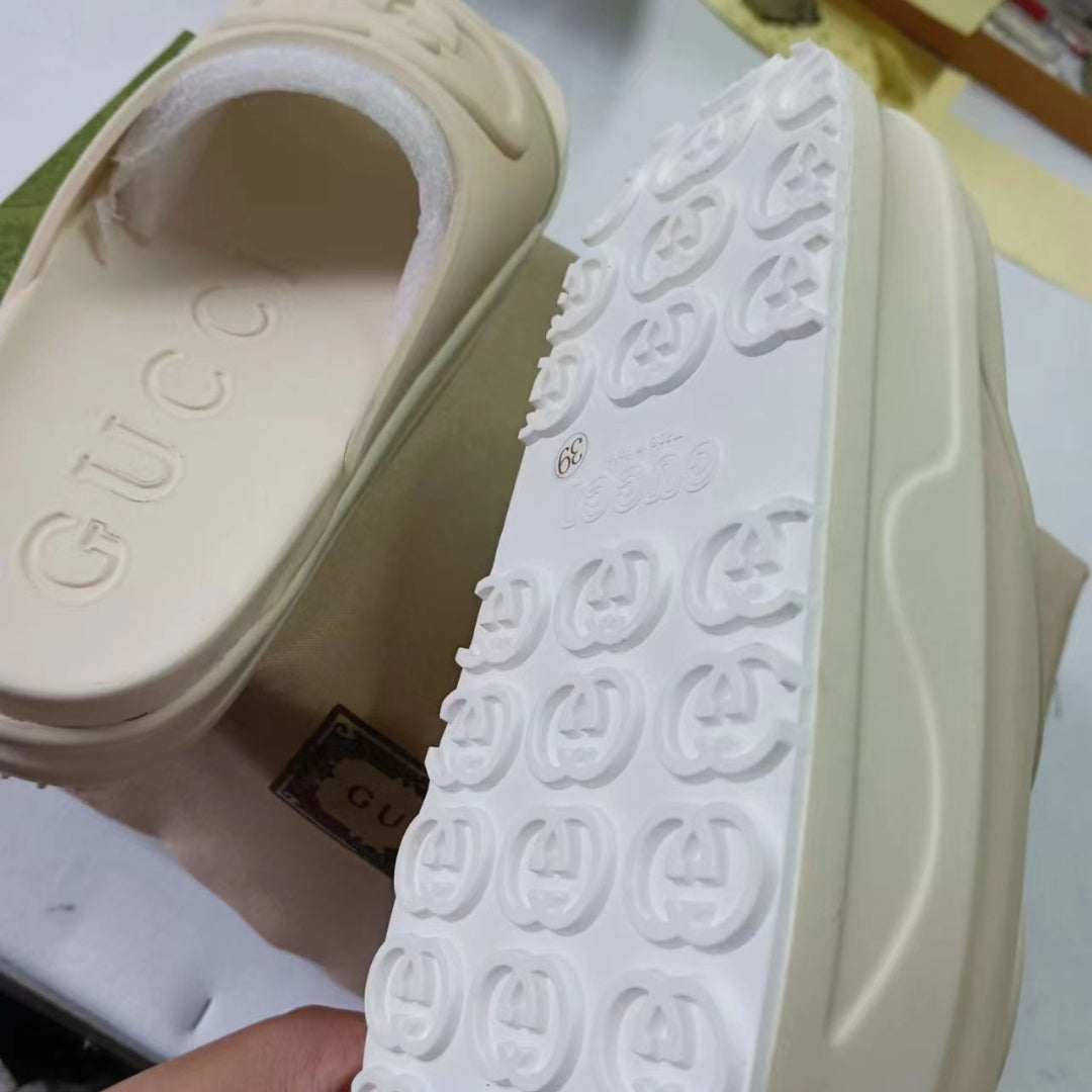 Chinelo Slide GG Interlocking Bege alto com logo