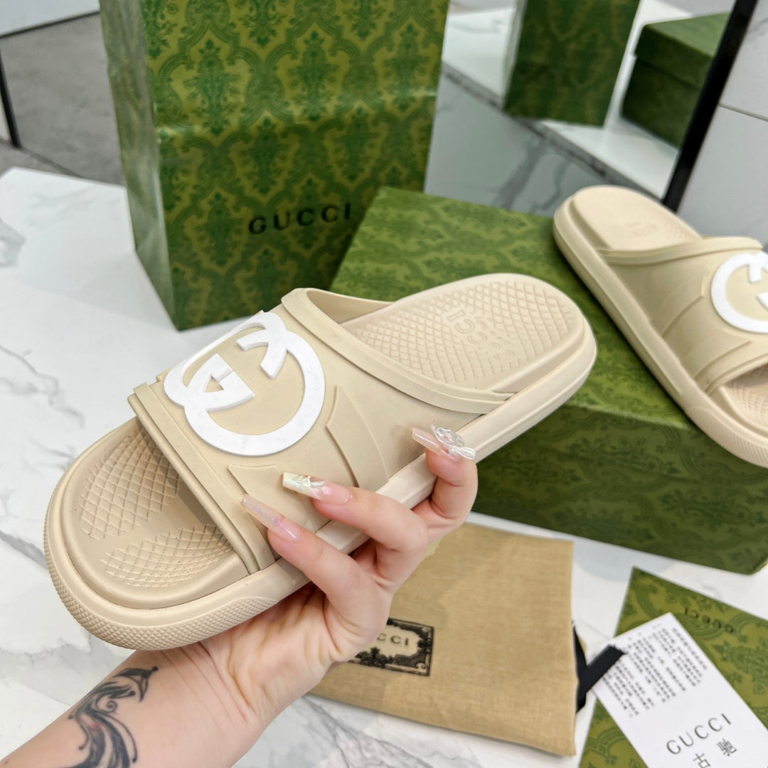 Chinelo Slide GG Interlocking Creme com logo