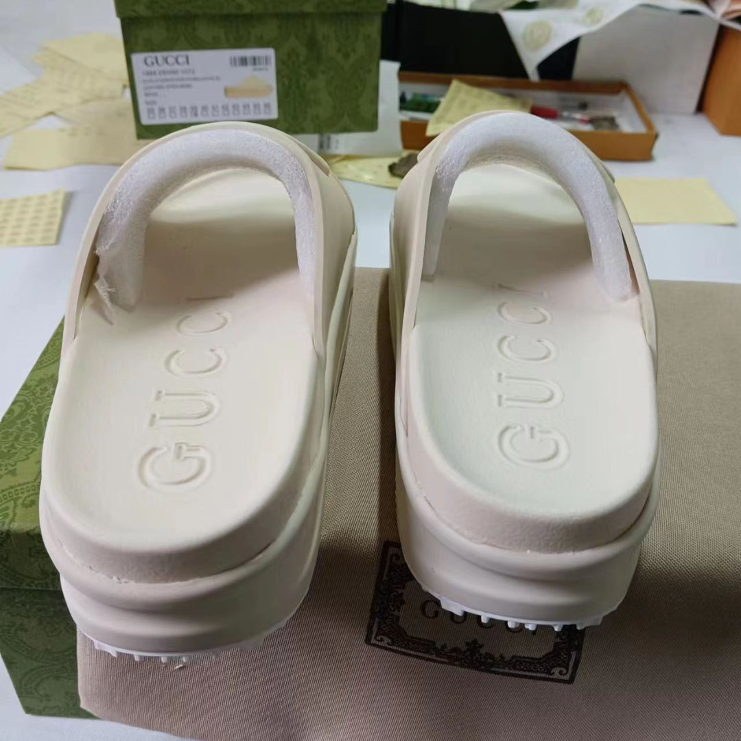 Chinelo Slide GG Interlocking Bege alto com logo