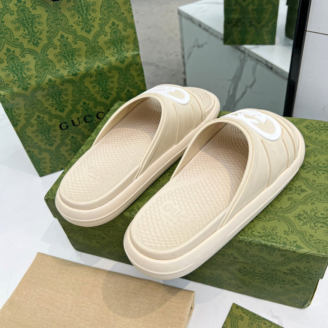 Chinelo Slide GG Interlocking Creme com logo