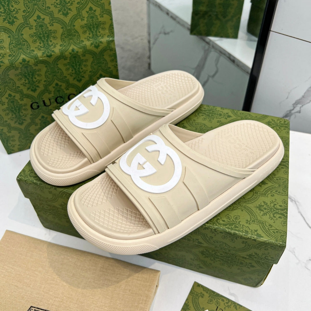 Chinelo Slide GG Interlocking Creme com logo