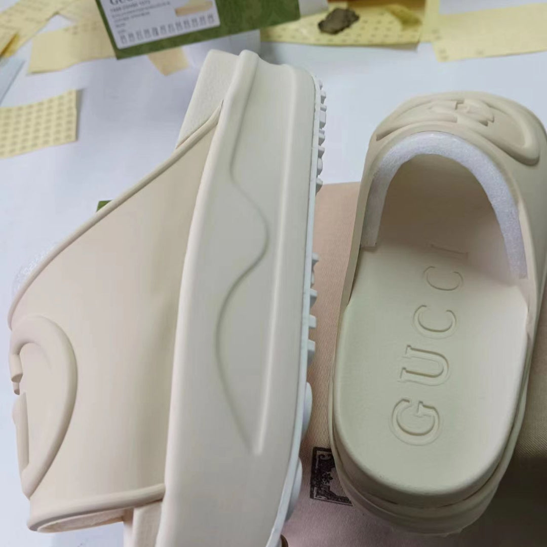 Chinelo Slide GG Interlocking Bege alto com logo