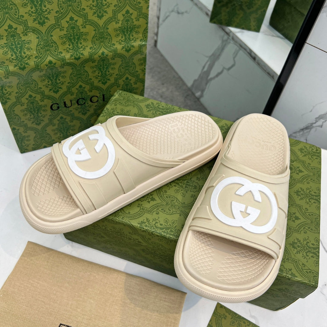 Chinelo Slide GG Interlocking Creme com logo