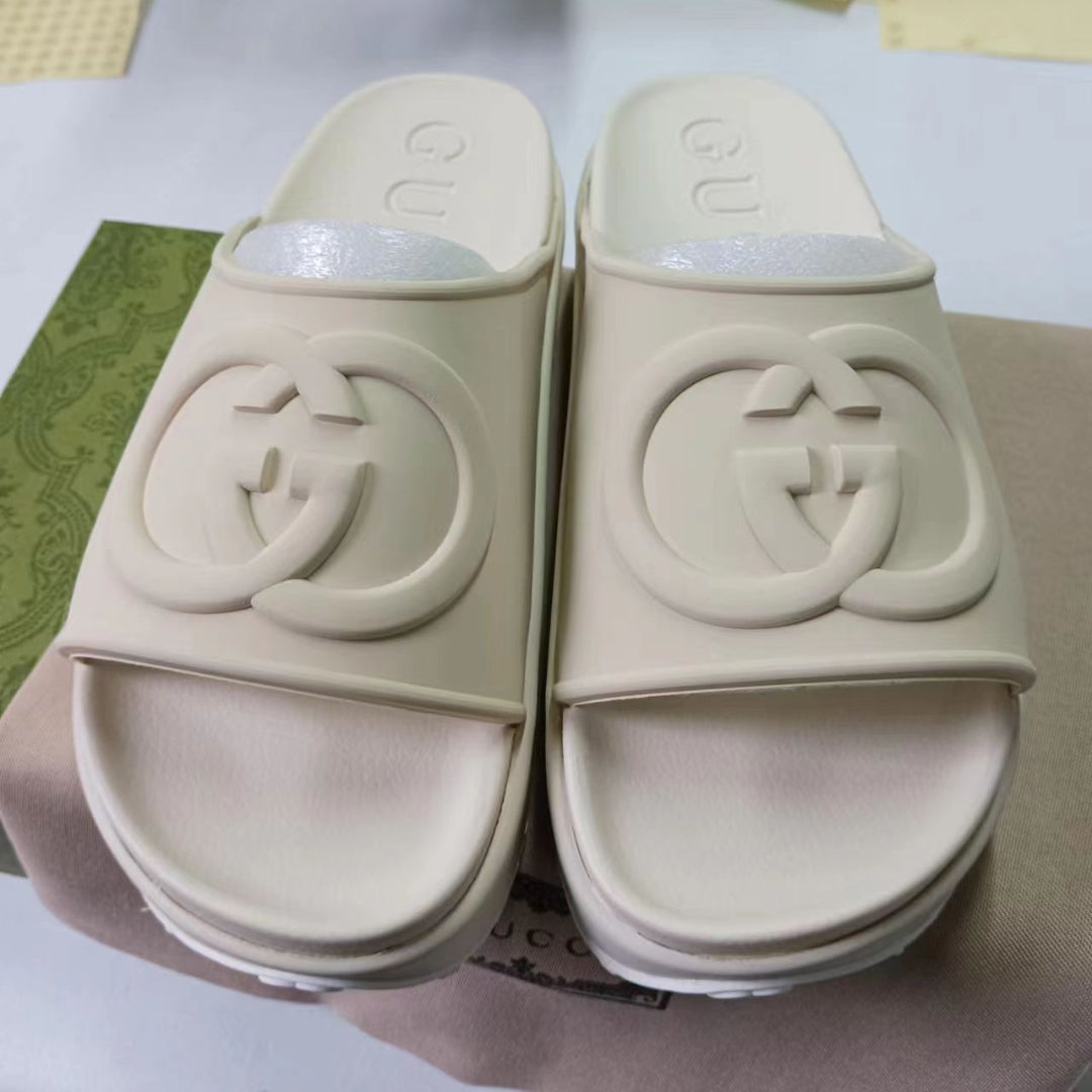 Chinelo Slide GG Interlocking Bege alto com logo