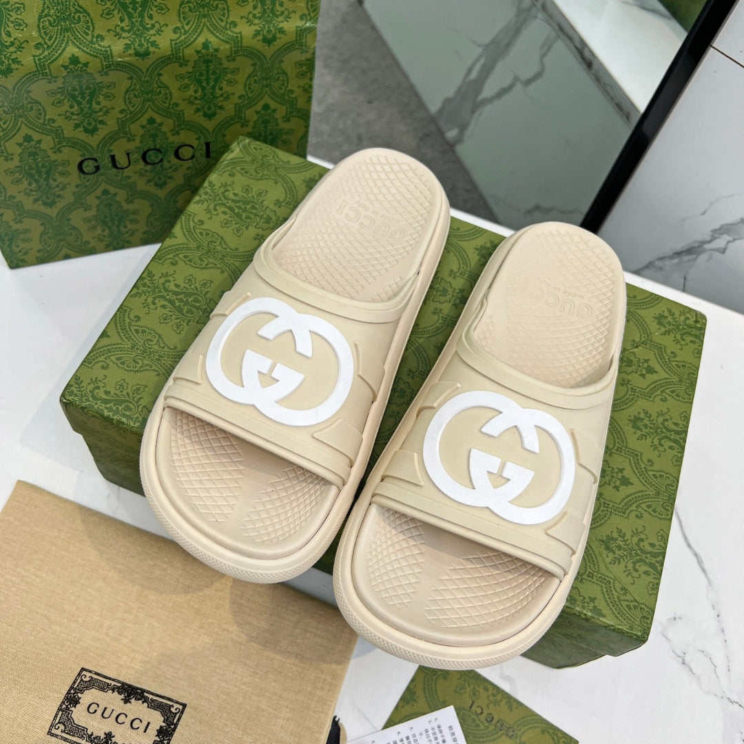 Chinelo Slide GG Interlocking Creme com logo