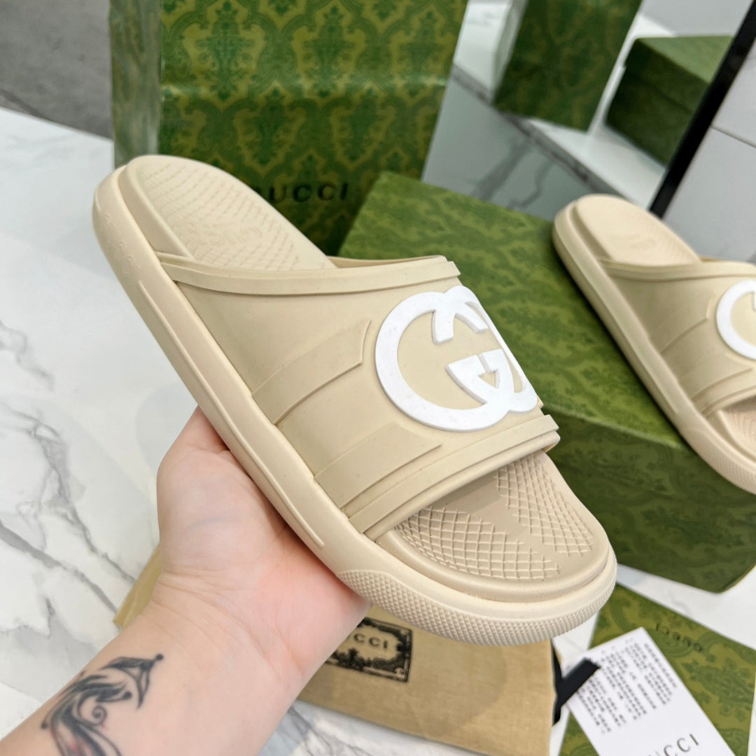Chinelo Slide GG Interlocking Creme com logo