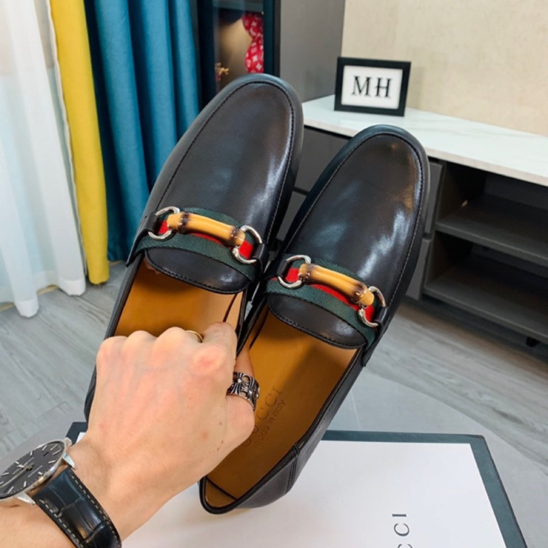 Mocassim GG Preto Couro com Faixa e Horsebit com detalhe
