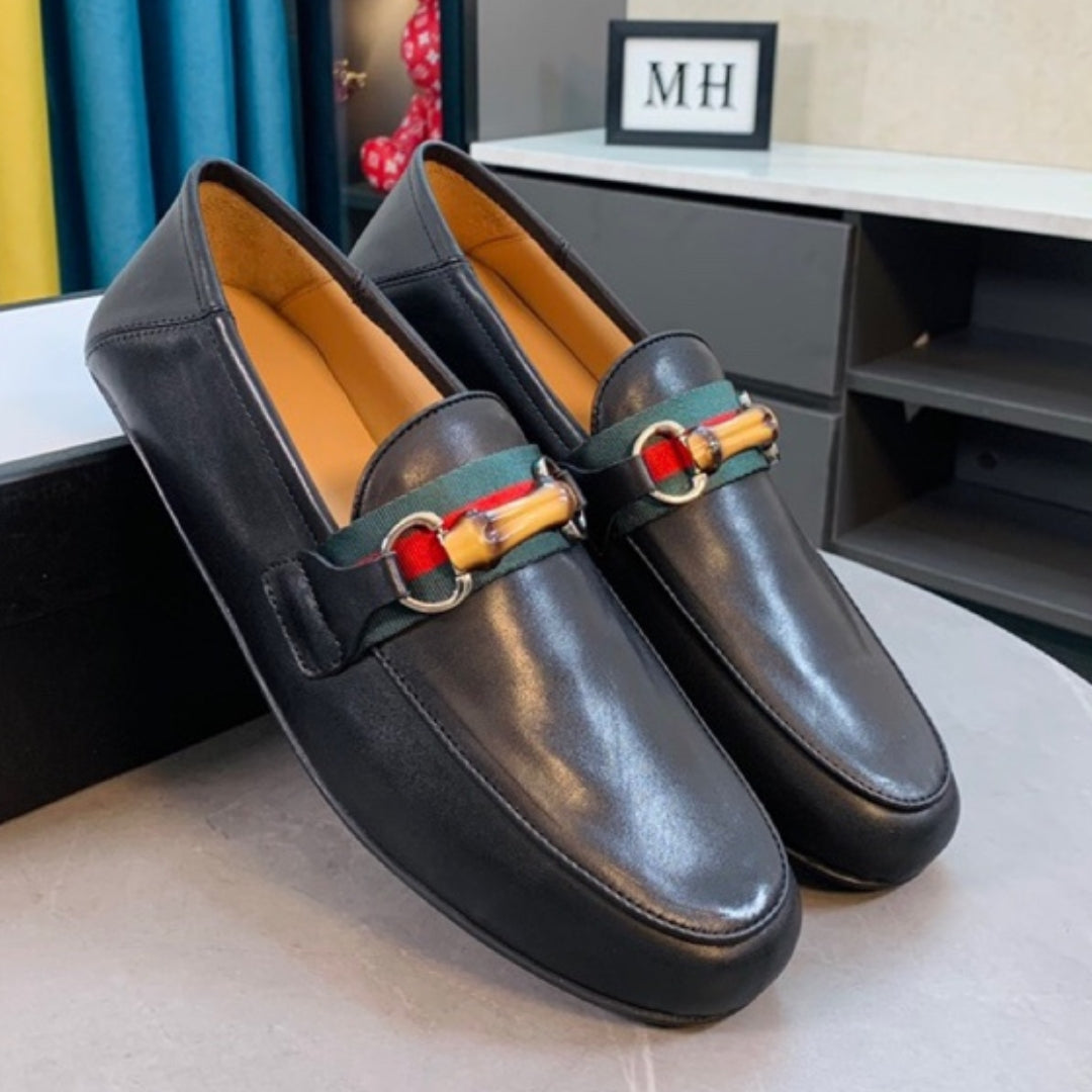 Mocassim GG Preto Couro com Faixa e Horsebit com detalhe