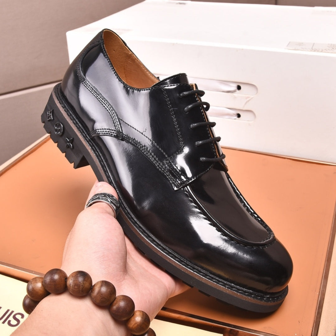 Sapato LV Couro Preto com solado em detalhes