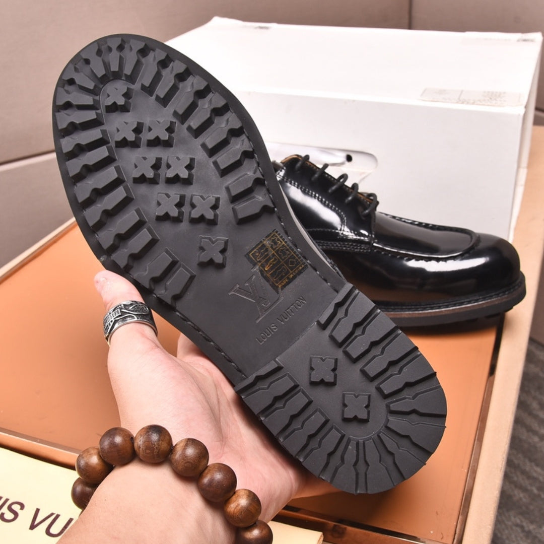 Sapato LV Couro Preto com solado em detalhes