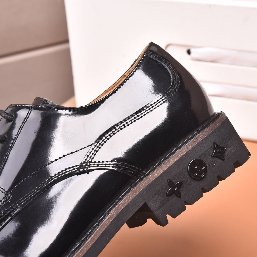 Sapato LV Couro Preto com solado em detalhes