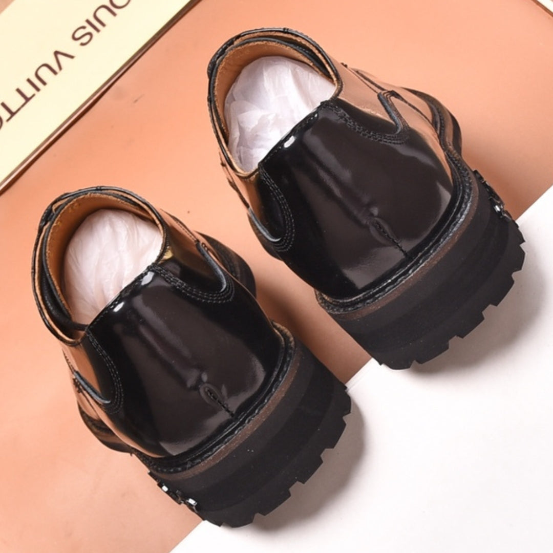 Sapato LV Couro Preto com solado em detalhes