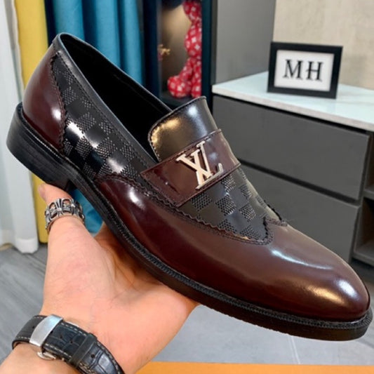 Sapato LV Social Couro Marrom  Avermelhado detalhes logo canto