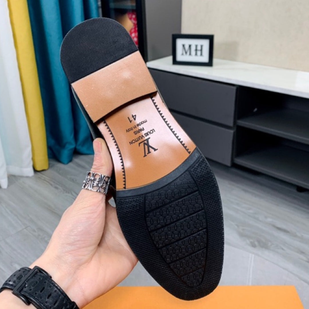 Sapato LV Social Couro Preto Brilhante Monograma azul logo pequena horsebit