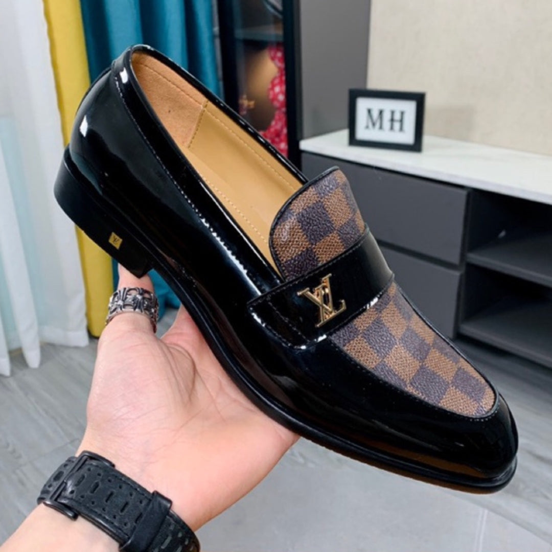Sapato LV Social Couro Preto Brilhante Xadres Marrom e logo pequena canto