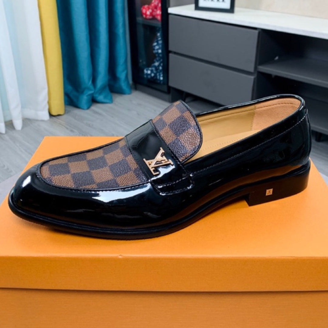 Sapato LV Social Couro Preto Brilhante Xadres Marrom e logo pequena canto