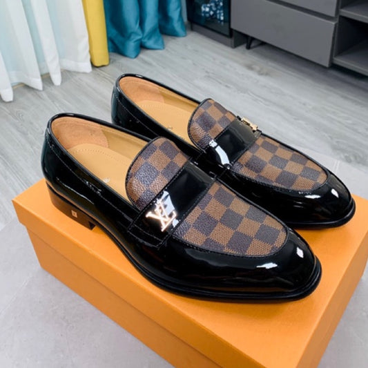 Sapato LV Social Couro Preto Brilhante Xadres Marrom e logo pequena canto