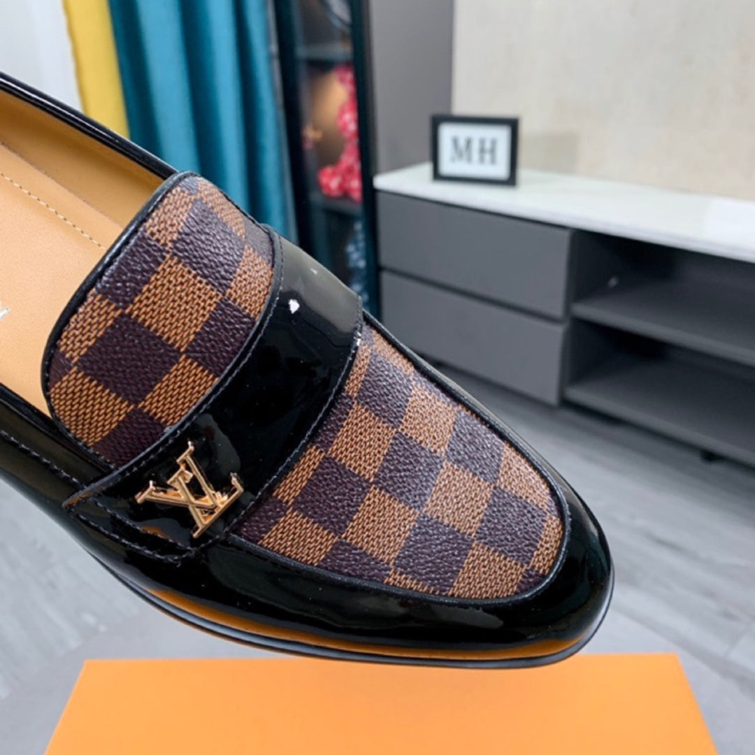 Sapato LV Social Couro Preto Brilhante Xadres Marrom e logo pequena canto