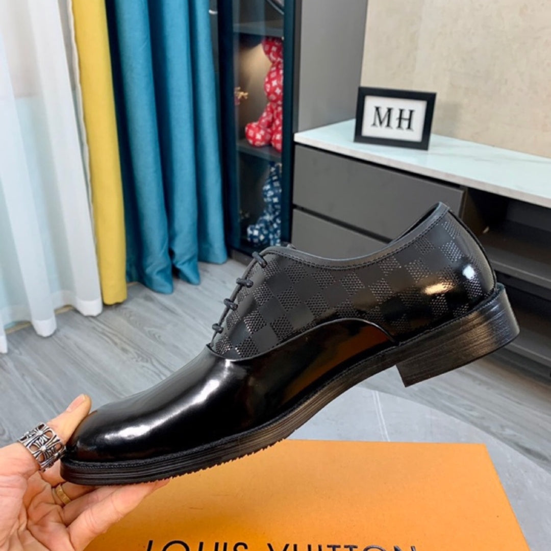 Sapato LV Social Couro Preto detalhes logo lateral