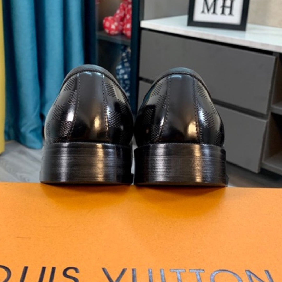 Sapato LV Social Couro Preto detalhes logo lateral