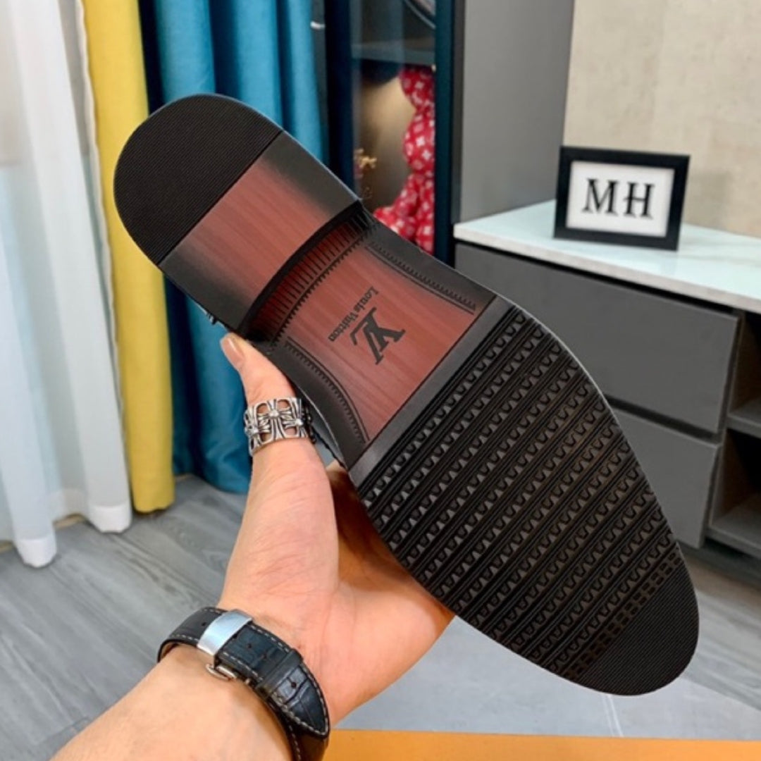 Sapato LV Social Couro Preto e detalhes logo canto