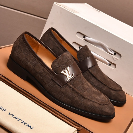 Sapato LV Social Marrom Tecido detalhes logo canto