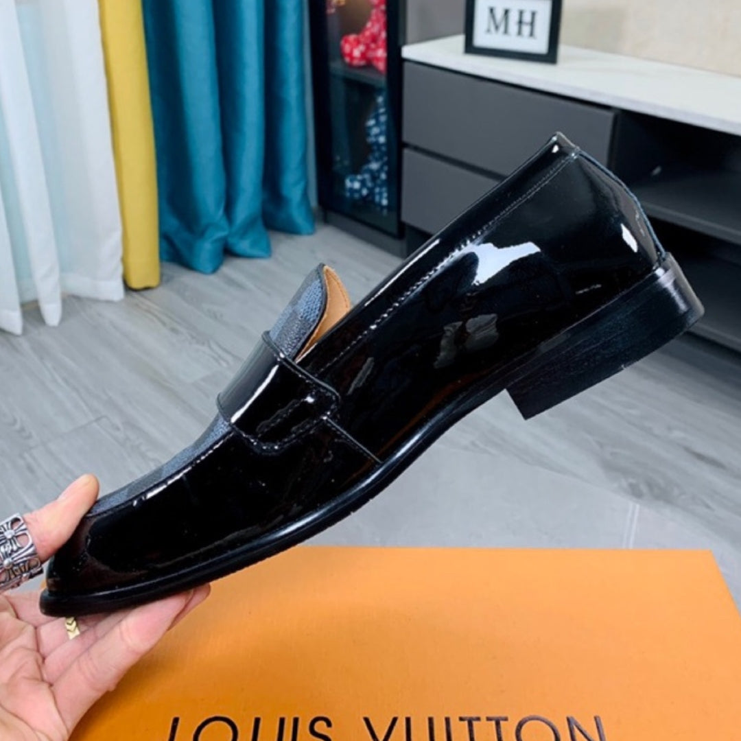 Sapato LV Social Couro Preto Brilhante Xadres com Azul e logo pequena canto