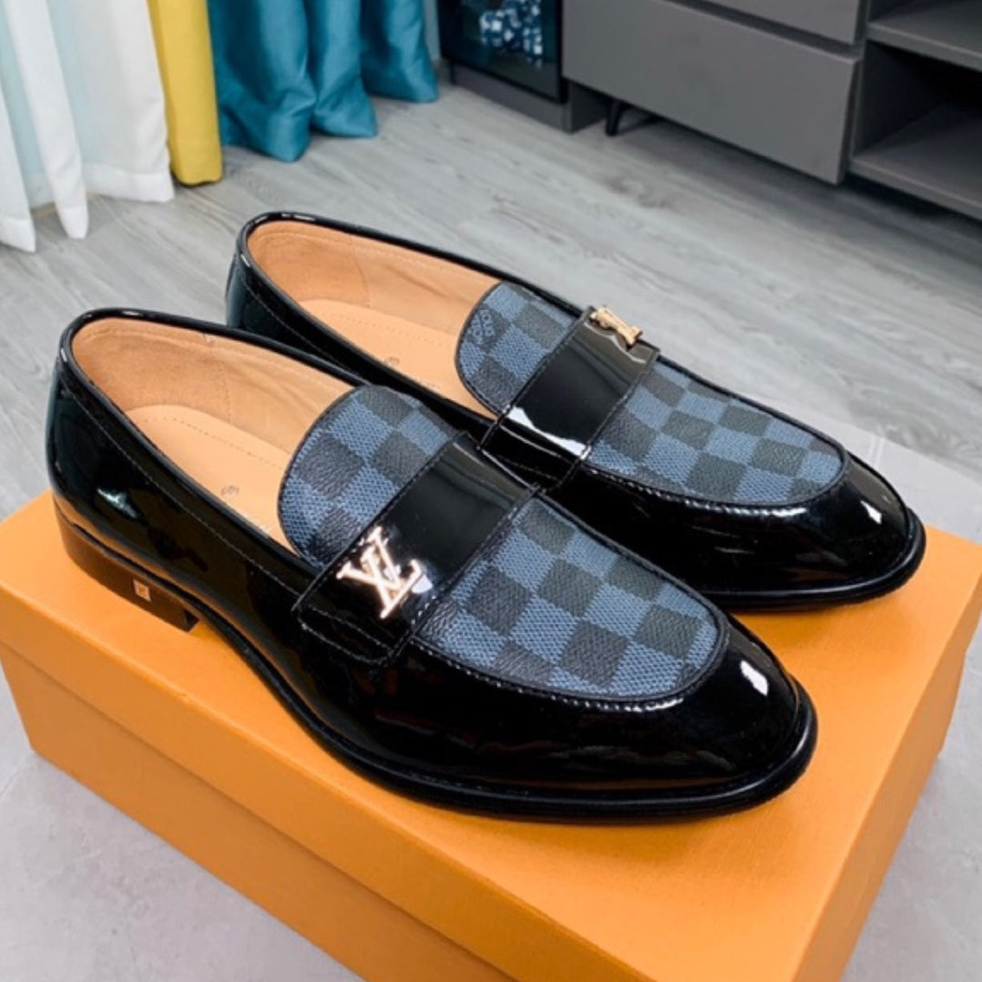 Sapato LV Social Couro Preto Brilhante Xadres com Azul e logo pequena canto