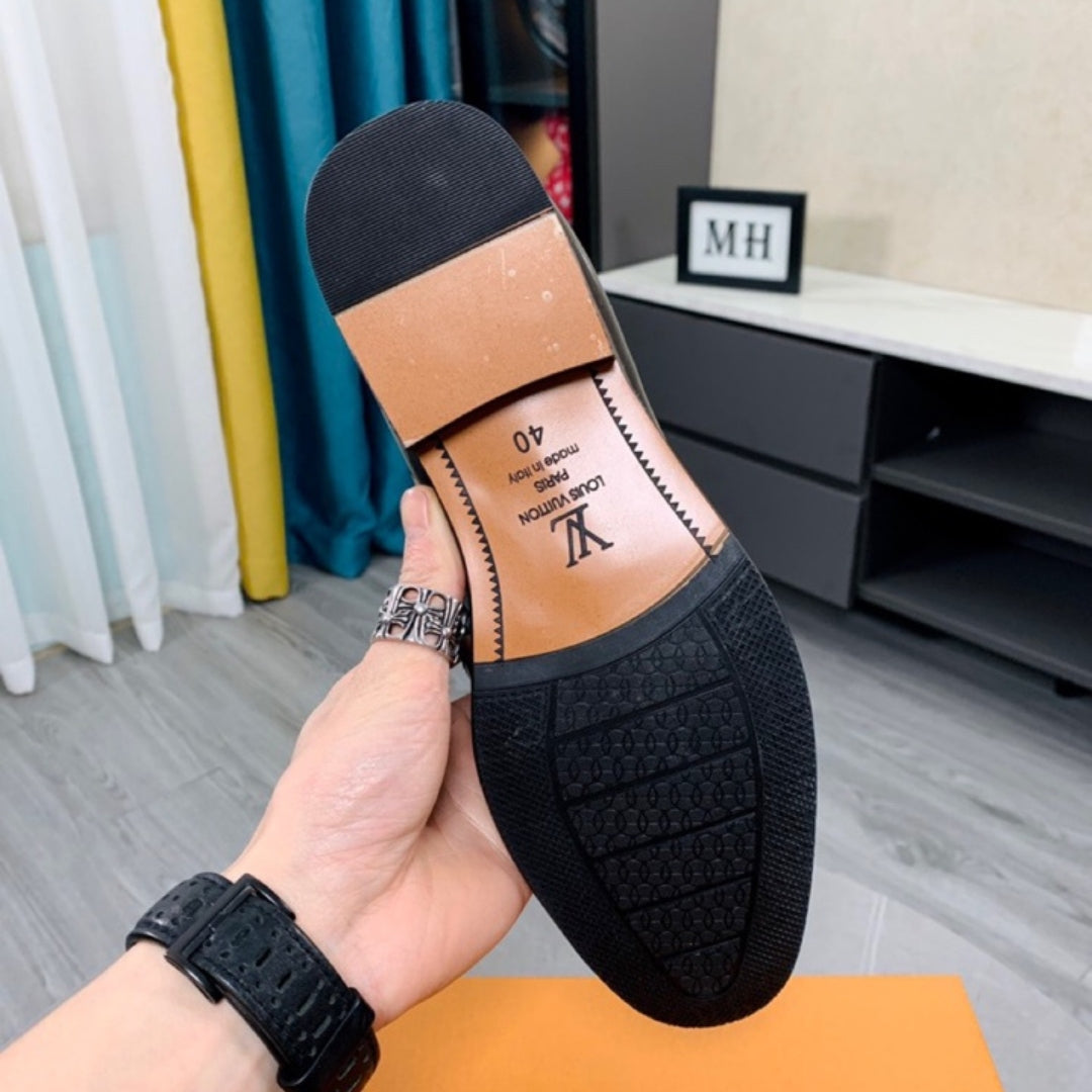 Sapato LV Social Couro Preto Brilhante Xadres com Azul e logo pequena canto