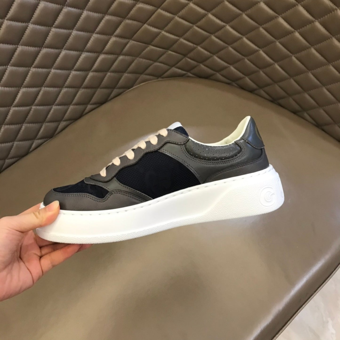 Tenis GG Supreme Cinza com preto e Branco