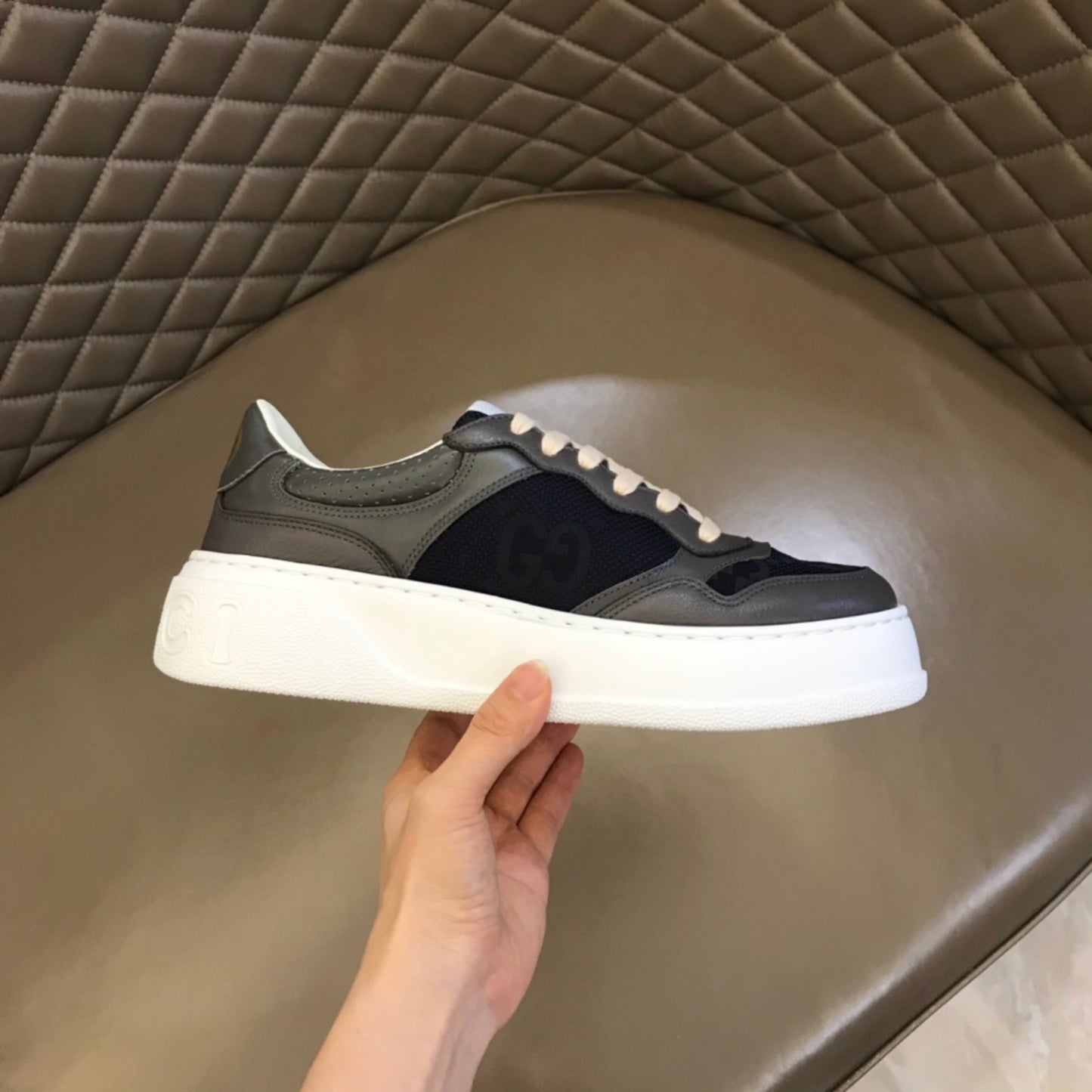 Tenis GG Supreme Cinza com preto e Branco
