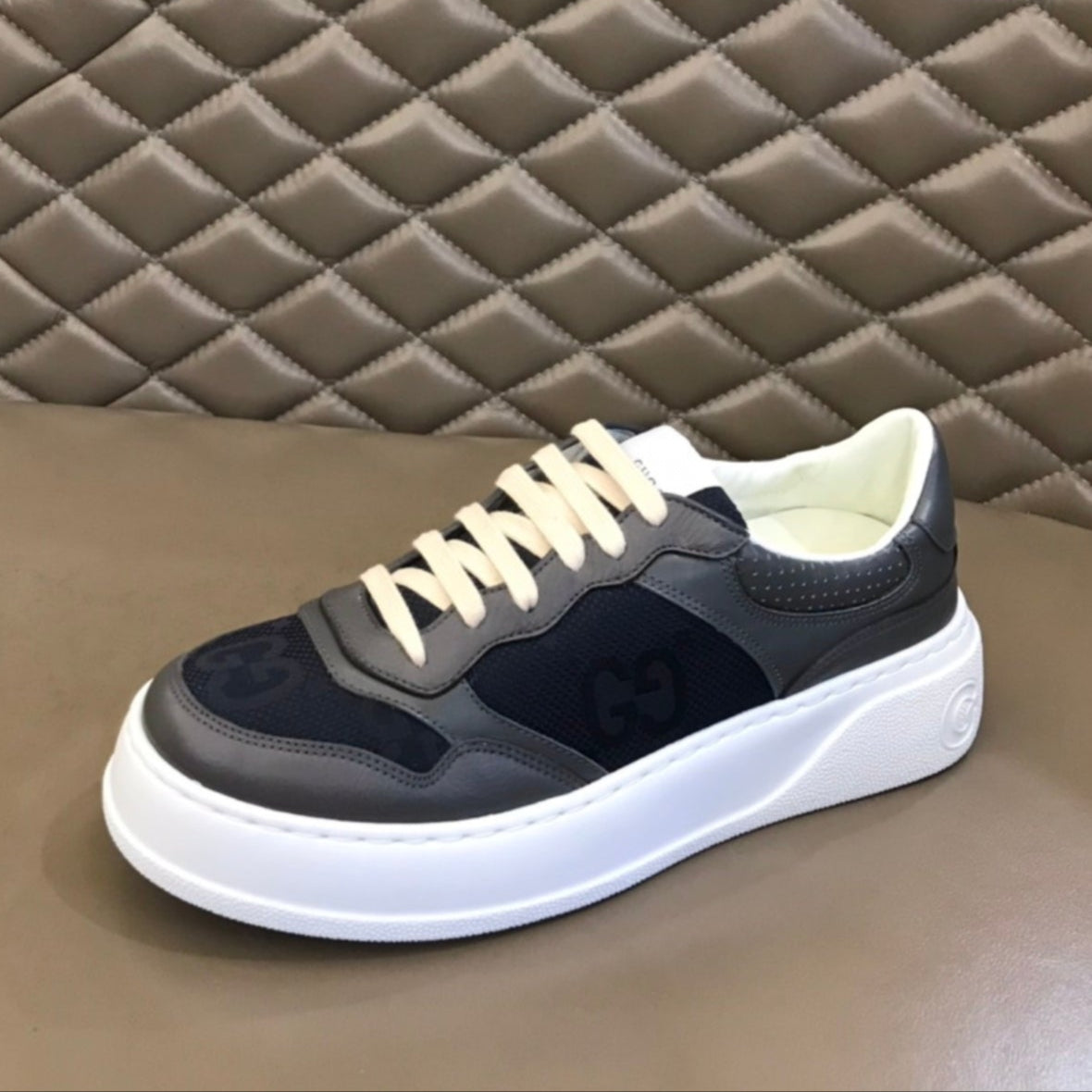 Tenis GG Supreme Cinza com preto e Branco