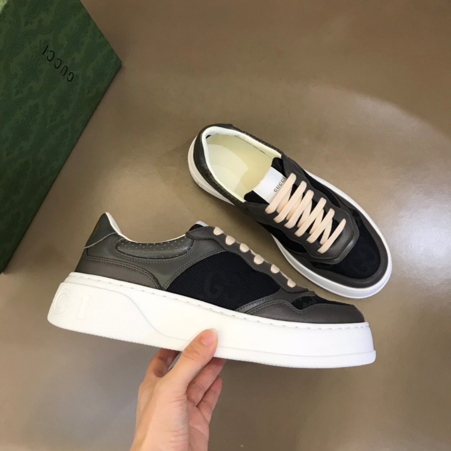 Tenis GG Supreme Cinza com preto e Branco