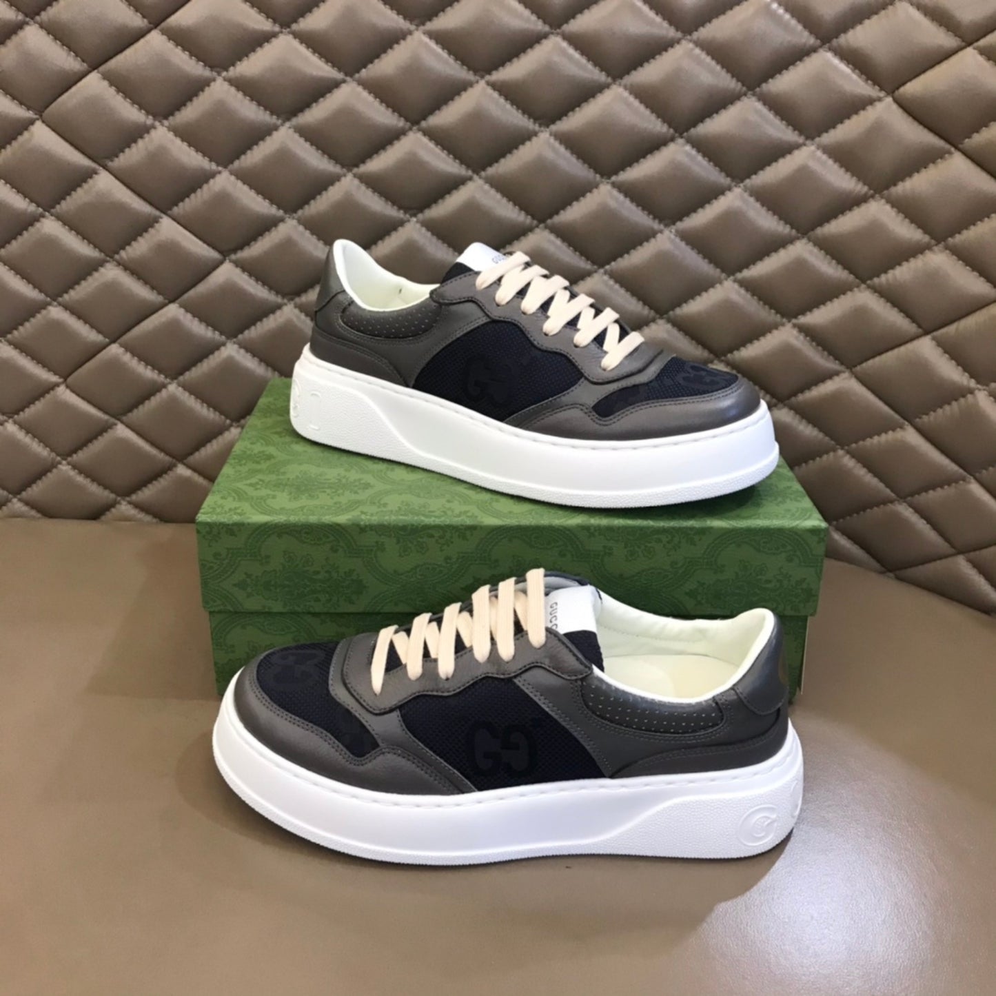 Tenis GG Supreme Cinza com preto e Branco