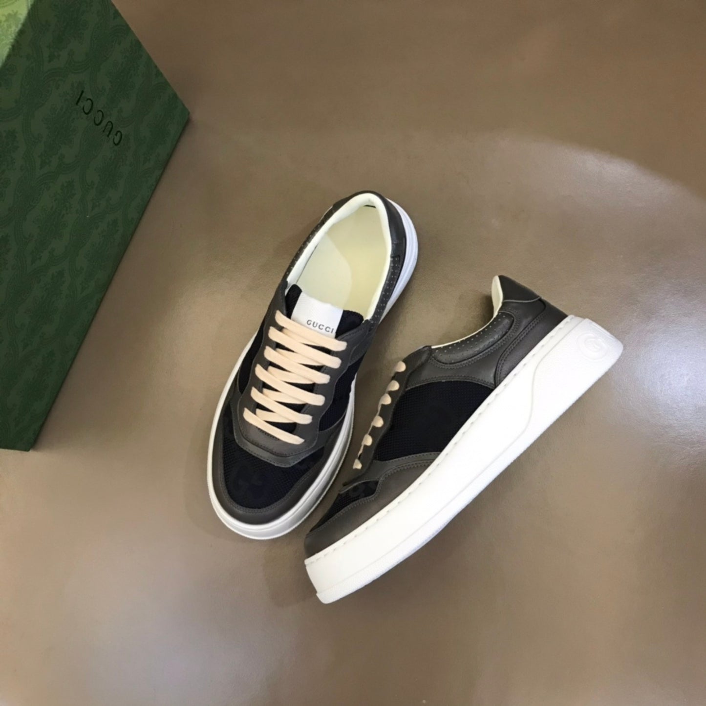 Tenis GG Supreme Cinza com preto e Branco