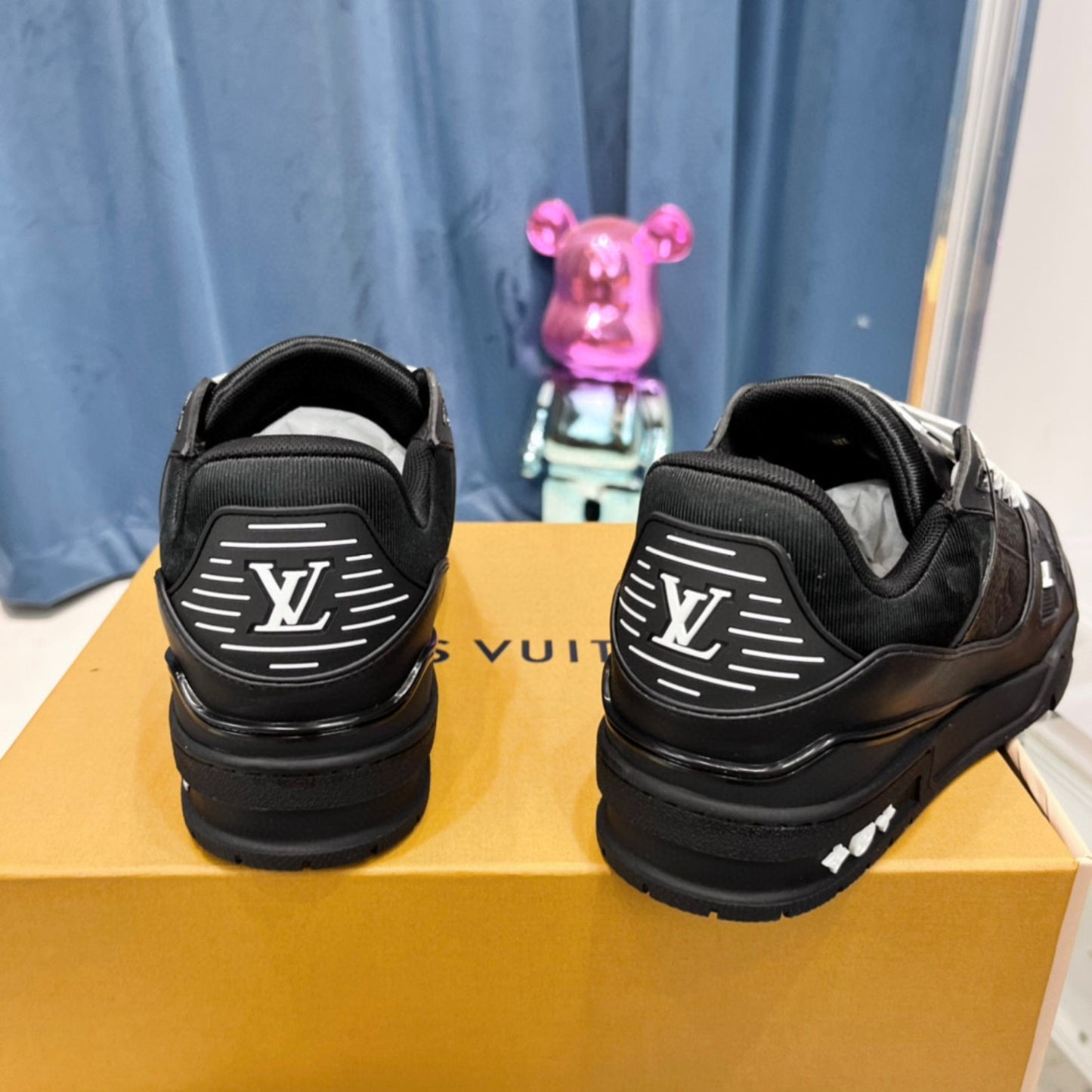 Tenis LV Trainer Preto com Branco