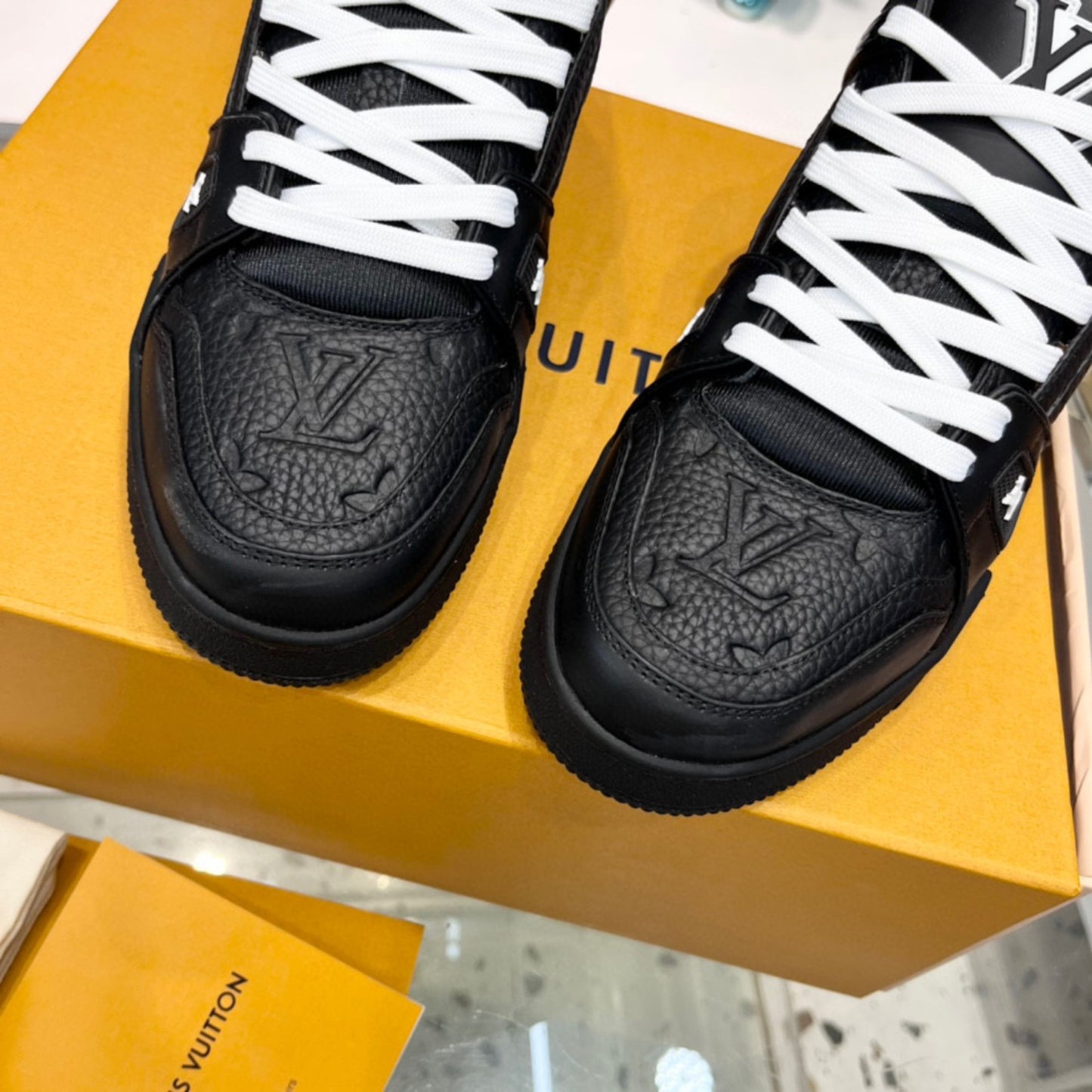 Tenis LV Trainer Preto com Branco