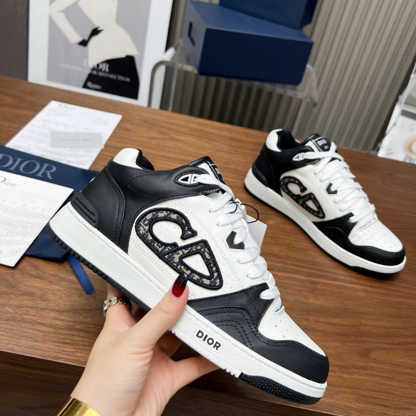 Tênis Dio B57 Branco com Cinza e logo canvas