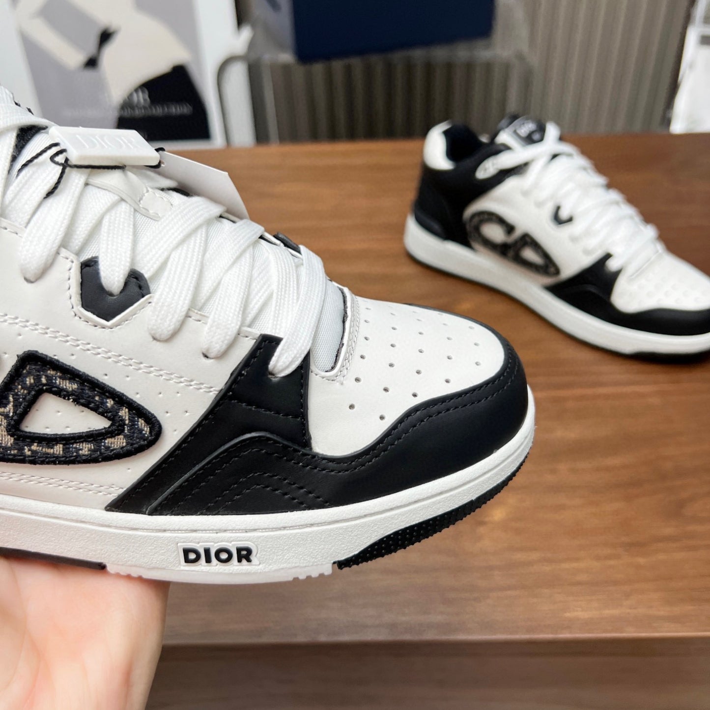 Tênis Dio B57 Branco com Cinza e logo canvas